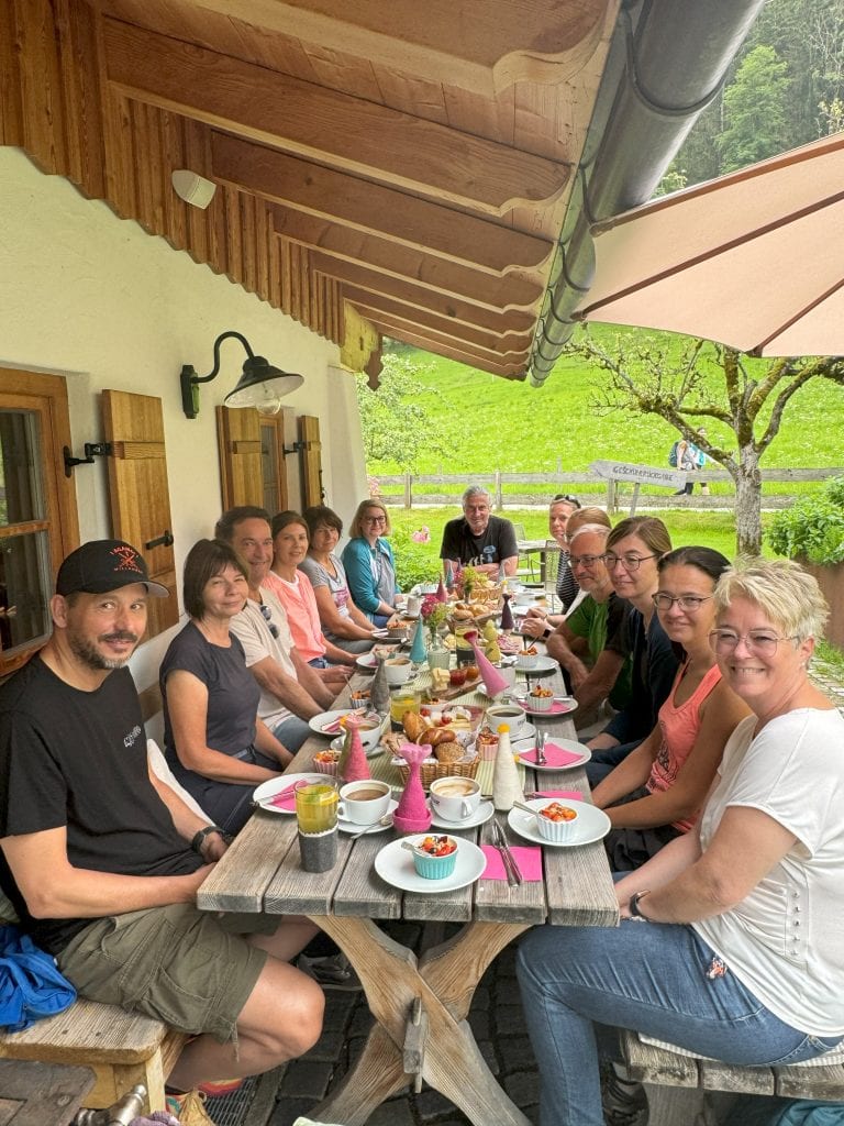 Die Mitarbeitenden der Steuerkanzlei LKC München & Murnau haben einen unvergesslichen Betriebsausflug zum Tegernsee unternommen, der sowohl die Naturverbundenheit als auch den Teamgeist der Kanzlei eindrucksvoll unter Beweis stellte.