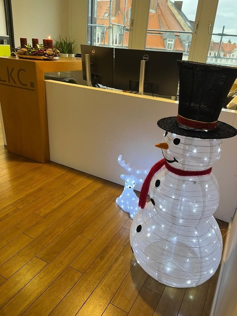 Das Team von LKC München und Murnau wünscht Frohe Weihnachten und einen guten Start ins Neue Jahr.