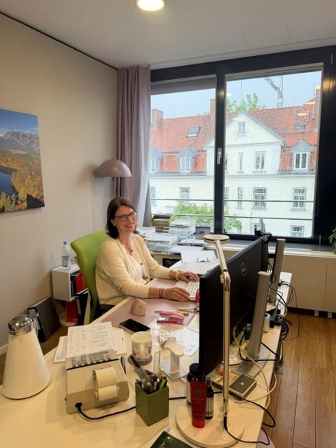 Silvia Ecker am PC