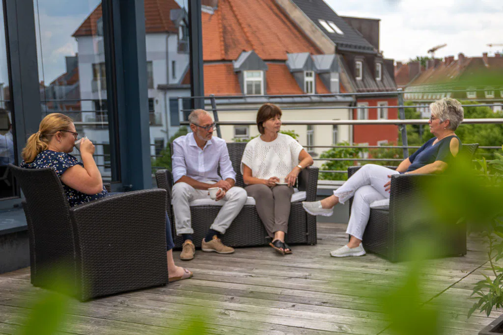Willkommen in unserer Steuerkanzlei in München! Wir sind mehr als nur eine Kanzlei – wir sind ein eingespieltes Team, das sich um Ihre steuerlichen Bedürfnisse kümmert und dabei ein warmes, einladendes Umfeld schafft.